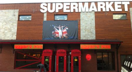 Supermarket & Queen's Pub, 